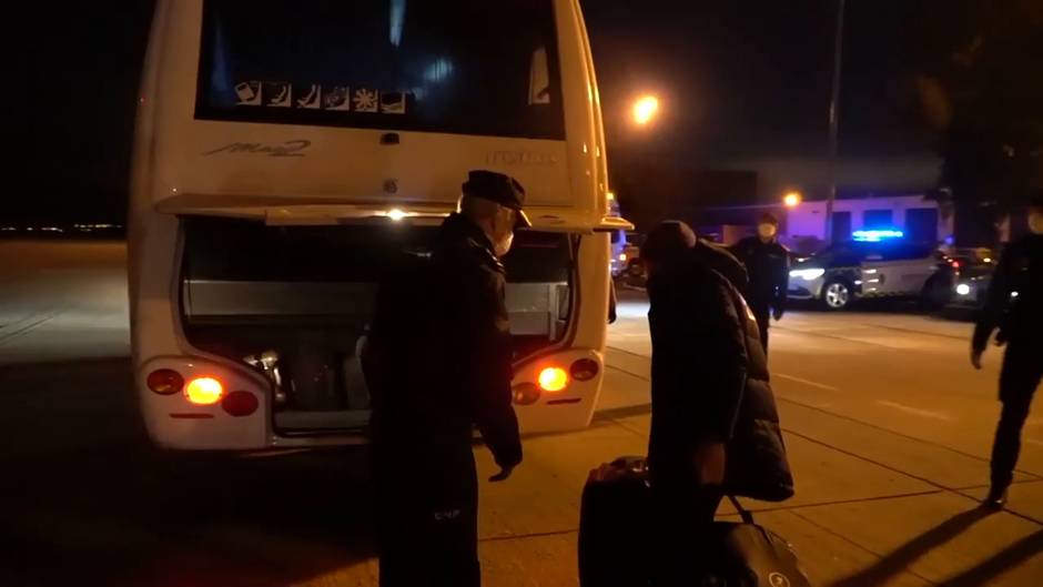 Los españoles repatriados de Wuhan llegan al hospital Gómez Ulla