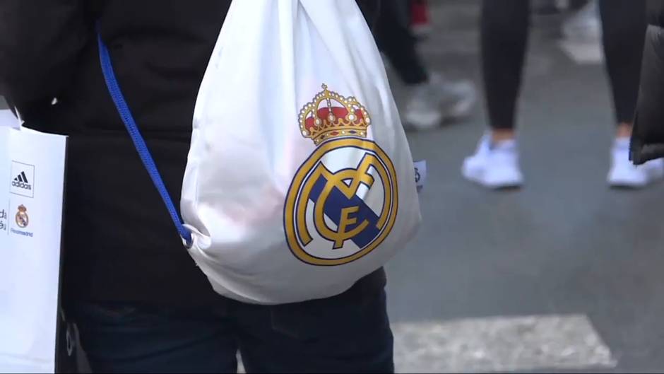 Aficionados del Madrid y el Atlético calientan el ambiente previo al derbi