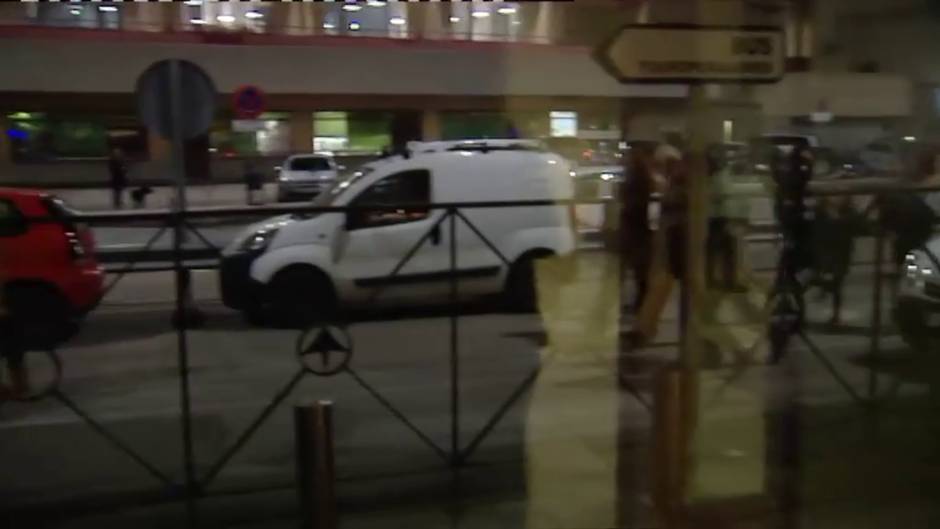 Los pasajeros del avión averiado abandonan el aeropuerto agradecidos por la exitosa operación