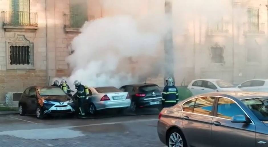 VÍDEO: Un coche sale ardiendo en Valcárcel y provoca un aparatoso incendio