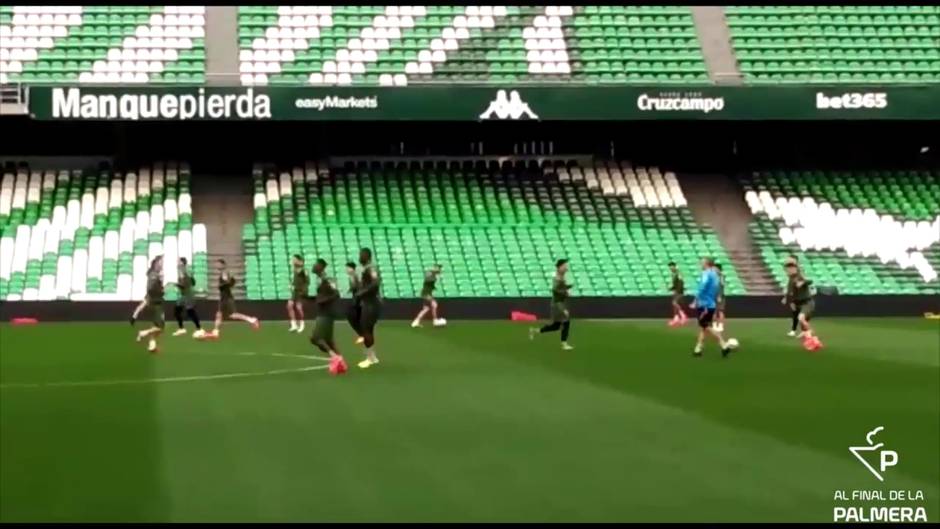 El Betis se entrena en el Villamarín preparando el duelo ante el Barcelona