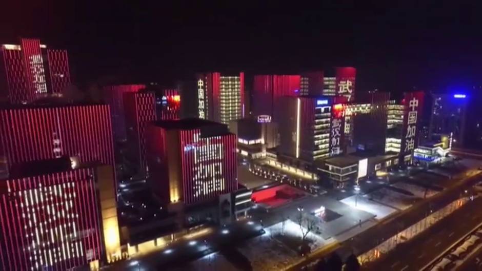 China ilumina sus principales edificios con mensajes de aliento para Wuhan