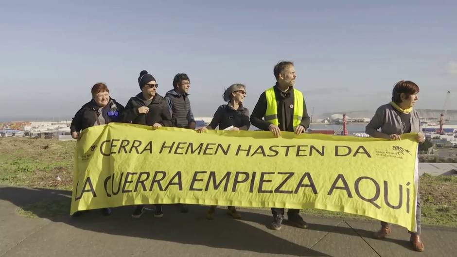 Protesta por la llegada de un barco para cargar armamento en Santurtzi