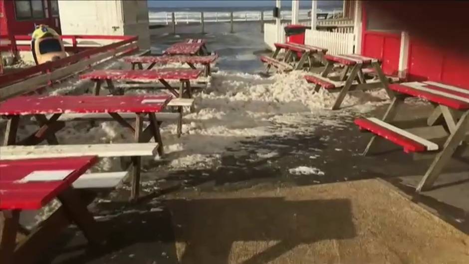 La espuma del mar llega hasta las costas de Inglaterra