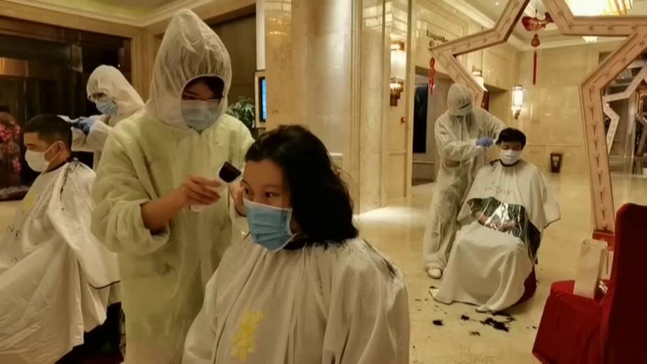 Personal médico de Wuhan se corta el pelo para evitar contagios