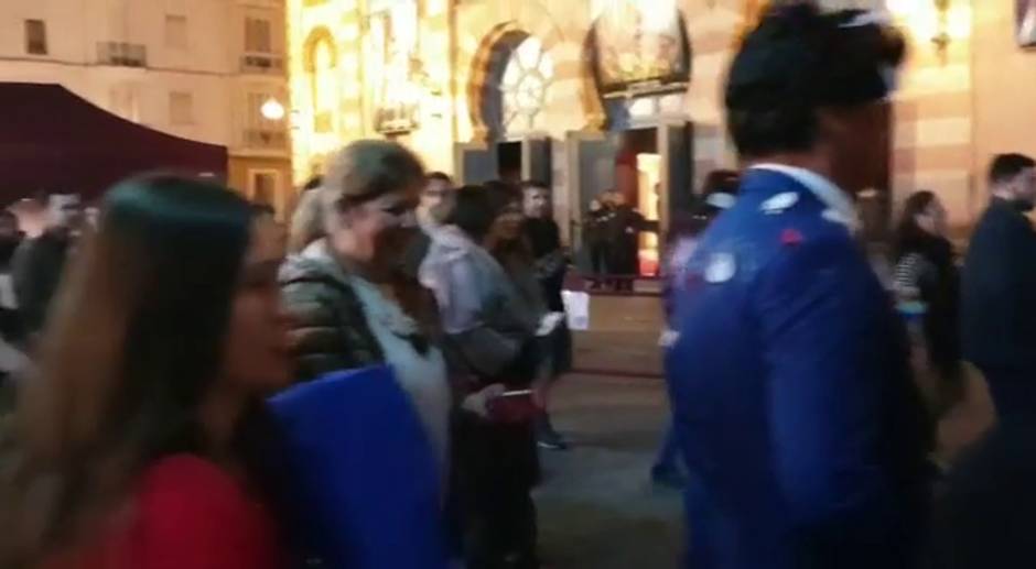 VÍDEO: Llegada de la chirigota de Cascana 'Aquí estamos de paso' al Falla