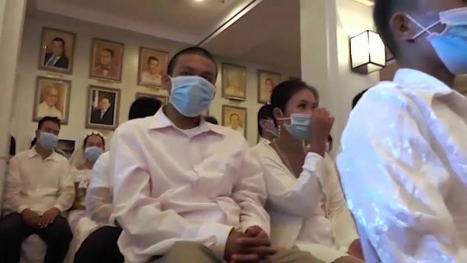 Besos con mascarillas en una boda multitudinaria en Filipinas