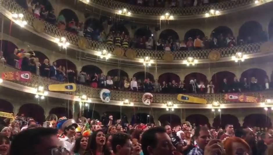 Así ha resonado el himno oficioso del Cádiz en el Falla en honor a Manolo Santander