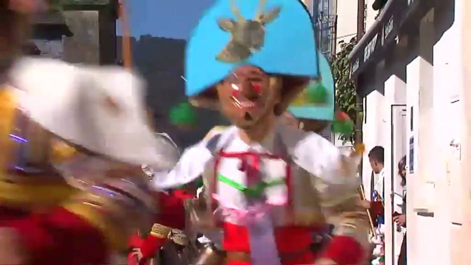 Los peliqueiros se adueñan de la localidad de Laza durante el carnaval