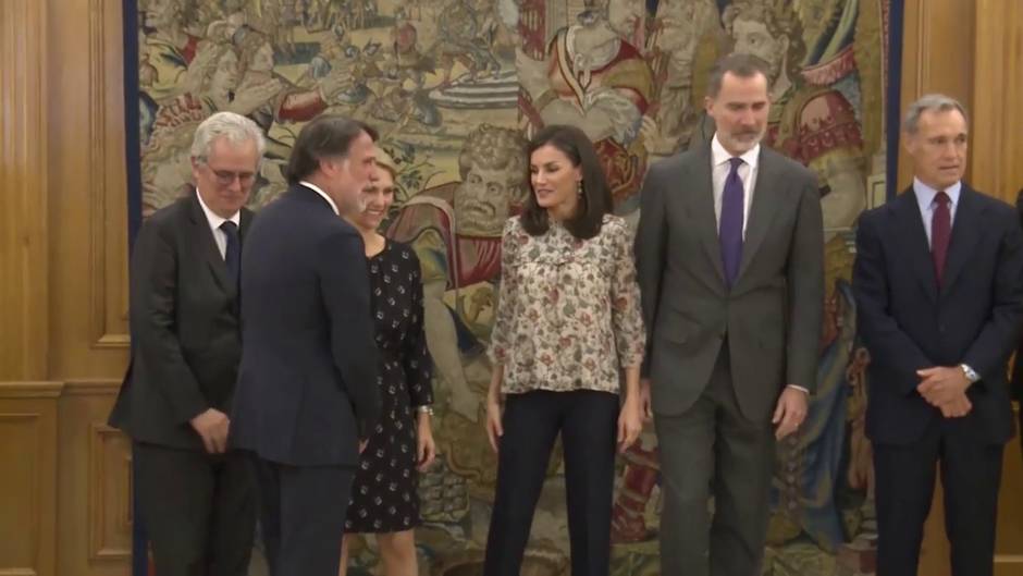 La Reina Letizia elige un look discreto para su primer acto de la semana