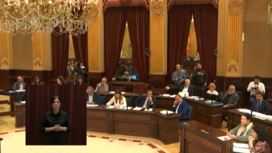 Una mujer del público interrumpe el pleno del Parlament