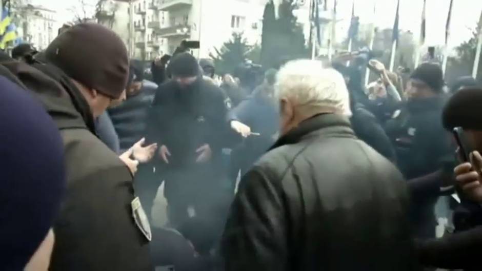 Un hombre se prende fuego frente a la Oficina del presidente de Ucrania