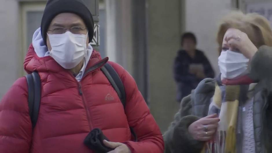 Paciente oncológico y su mujer, con mascarillas