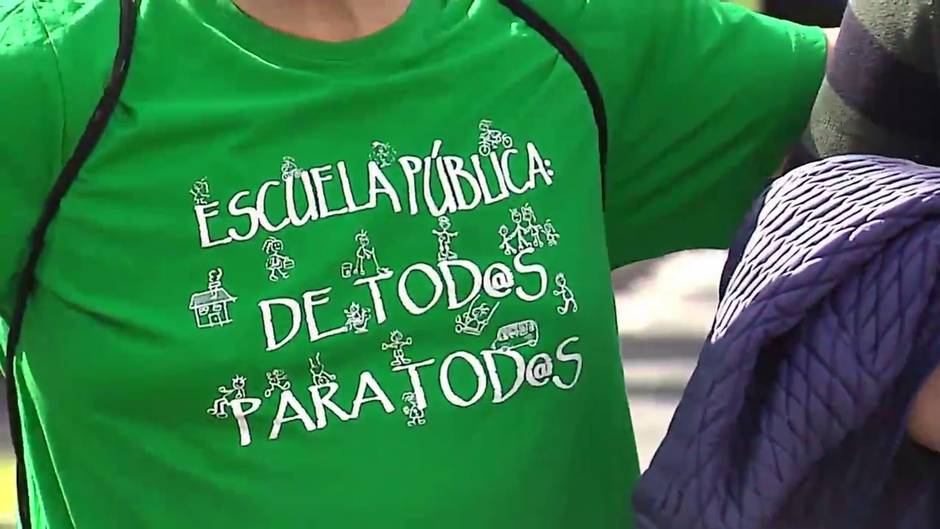 Miles de personas protestan en Andalucía contra el decreto de escolarización