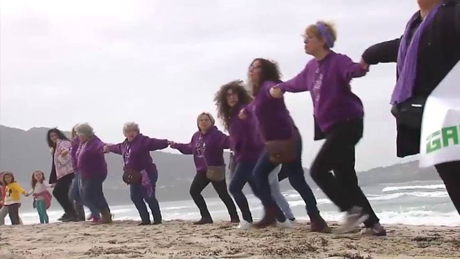 Cadena humana de mujeres en la playa de Carnota