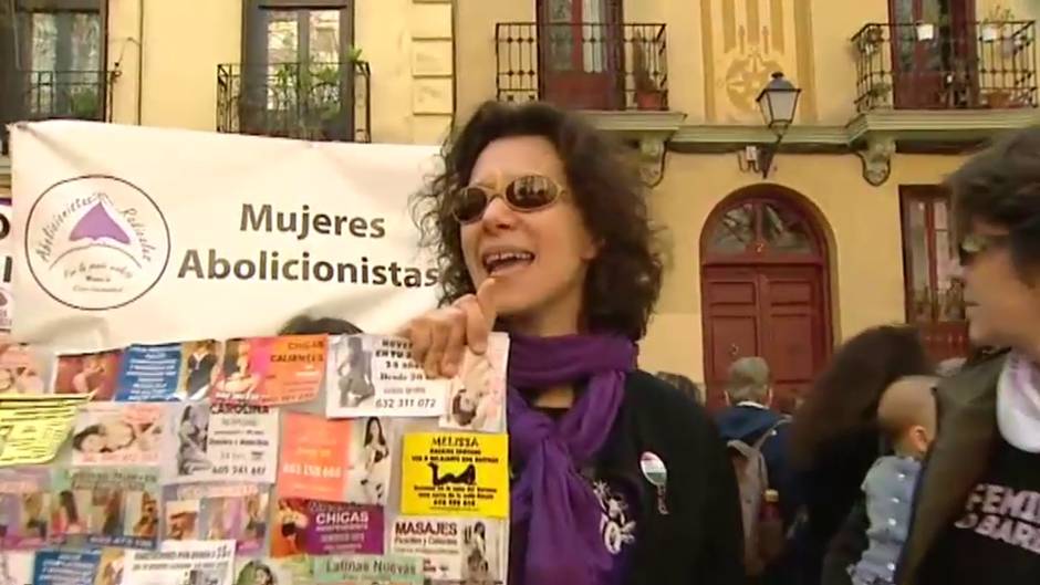 El morado pinta las calles de Madrid durante la mañana del 8M