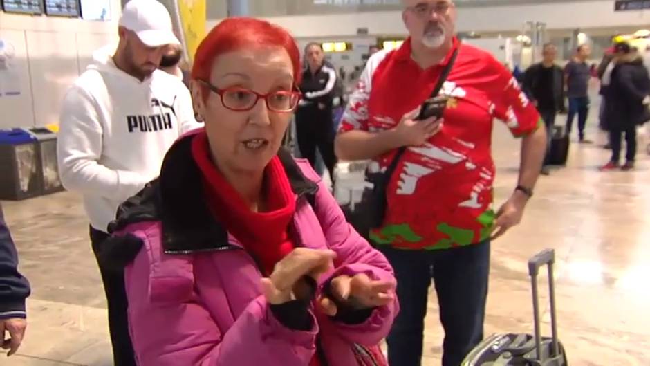 Miles de turistas abandonan España