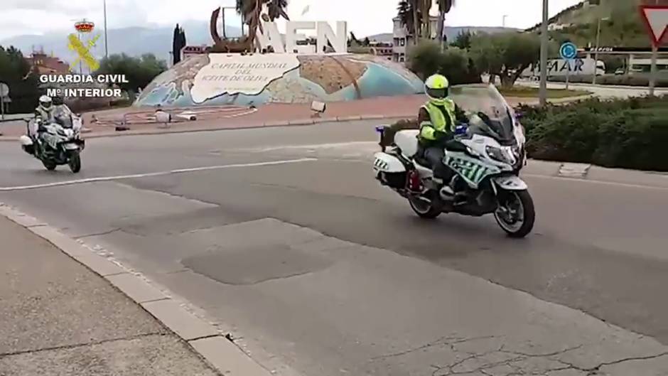 La Guardia Civil interviene en una fábrica de Jaén 150.000 mascarillas y las traslada a Madrid