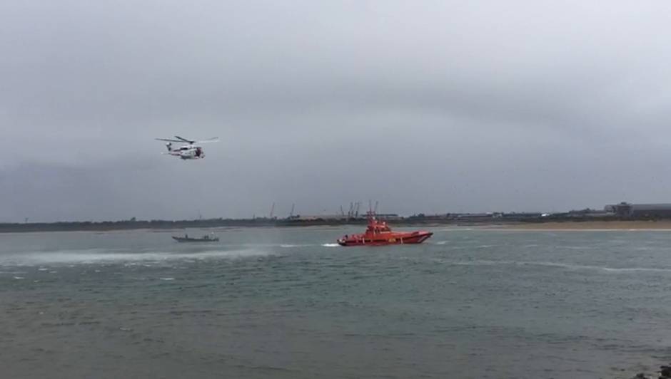 Mueren dos marineros al volcar el barco en el que faenaban en la barra de Punta Umbría
