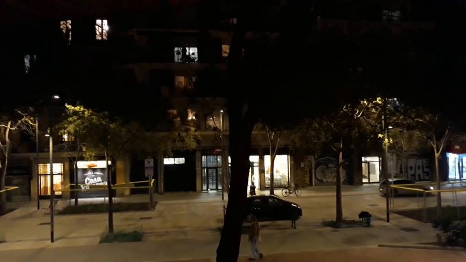 Una noche más de aplausos en Barcelona para los profesionales contra el coronavirus