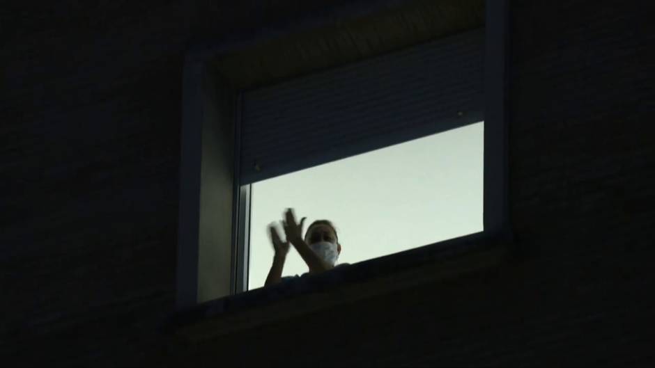 Continúan los aplausos al personal sanitario