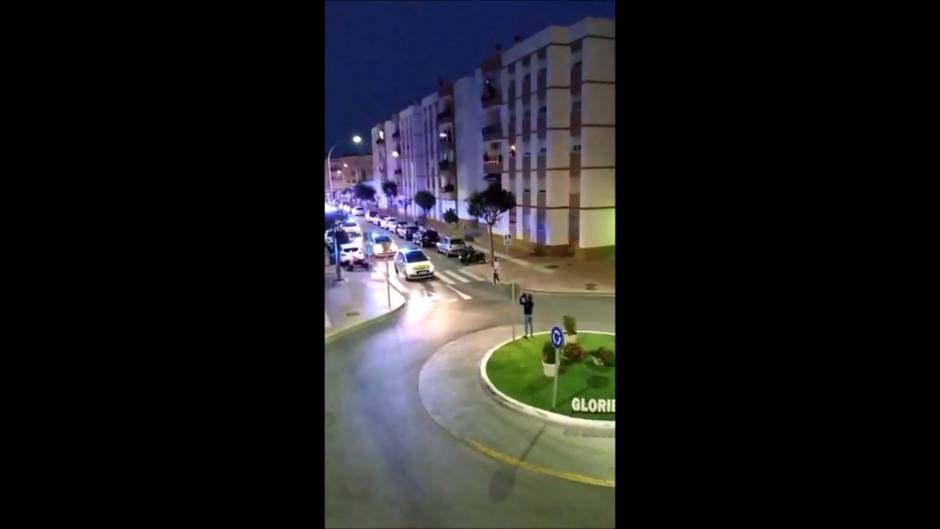 Aplausos en Cádiz para los sanitarios, al que se suman los servicios de emergencia