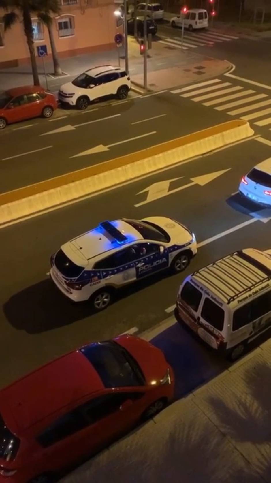 VÍDEO: La Policía Local se une al 'Hola don Pepito...' desde los balcones de Cádiz