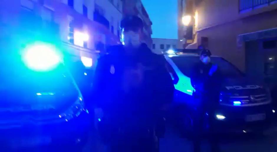 Aplauso solidario de la Policía Nacional a la Residencia de Mayores Matia Calvo