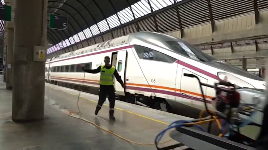 Desinfección en la Estación de ffcc Santa Justa en Sevilla