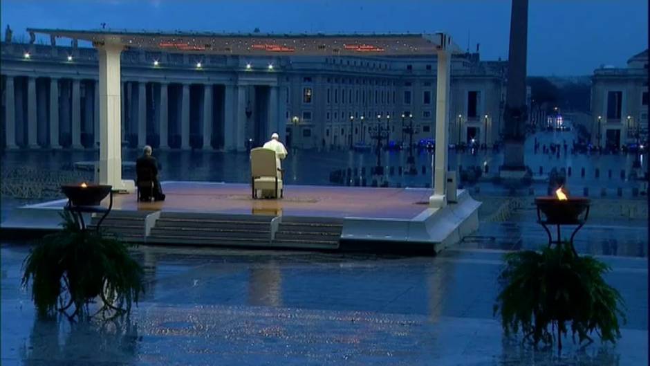El impresionante rezo en solitario del Papa Francisco en la Plaza de San Pedro