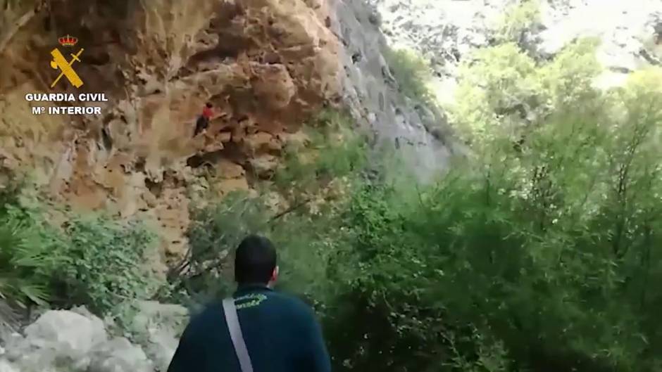 La Guardia Civil descubre a una pareja haciendo escalada