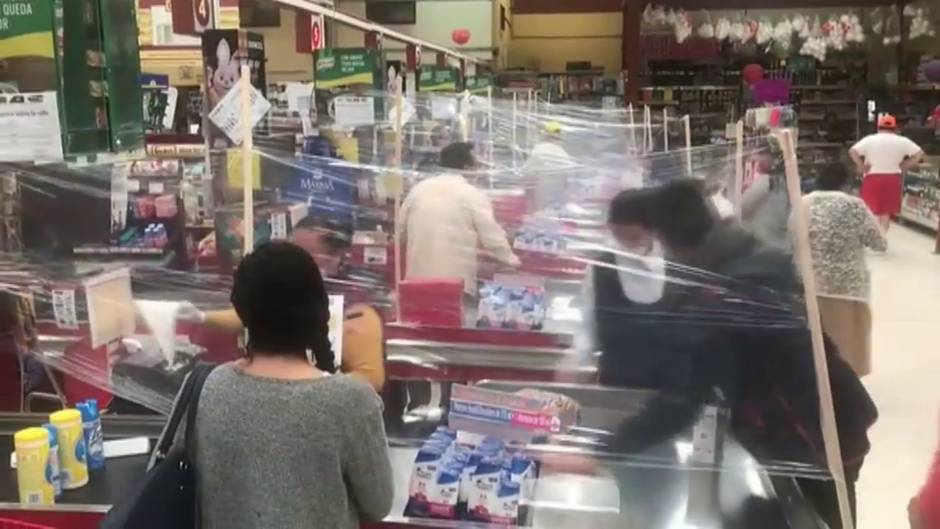Un supermercado de México instala barreras de film transparente para frenar la COVID-19