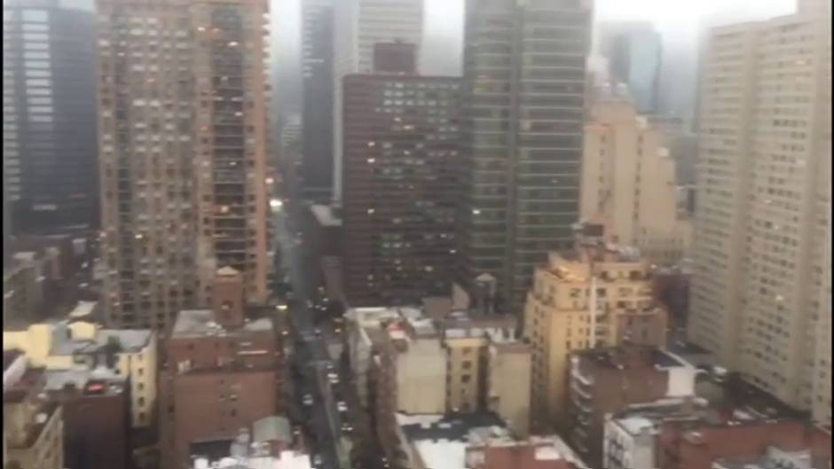 Miles de neoyorquinos homenajean a los sanitarios que luchan contra el COVID -19 con escasez de material de protección