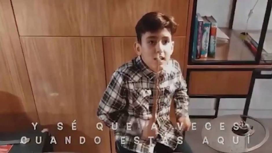 Los hijos de sanitarios interpretan '¡Los héroes llevan bata!' en señal de apoyo