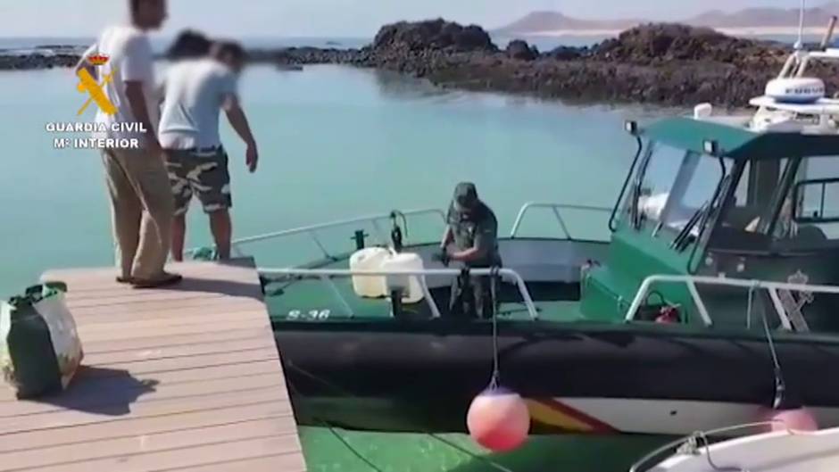 La Guardia Civil entrega alimentos a los habitantes del islote de Lobos, en Fuerteventura