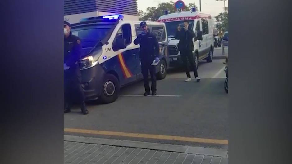 Policía Nacional rinde homenaje a los sanitarios Hospital La Fe