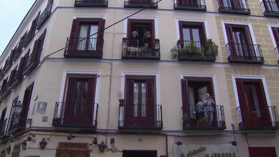 Vecinos de La Latina aplauden a los sanitarios