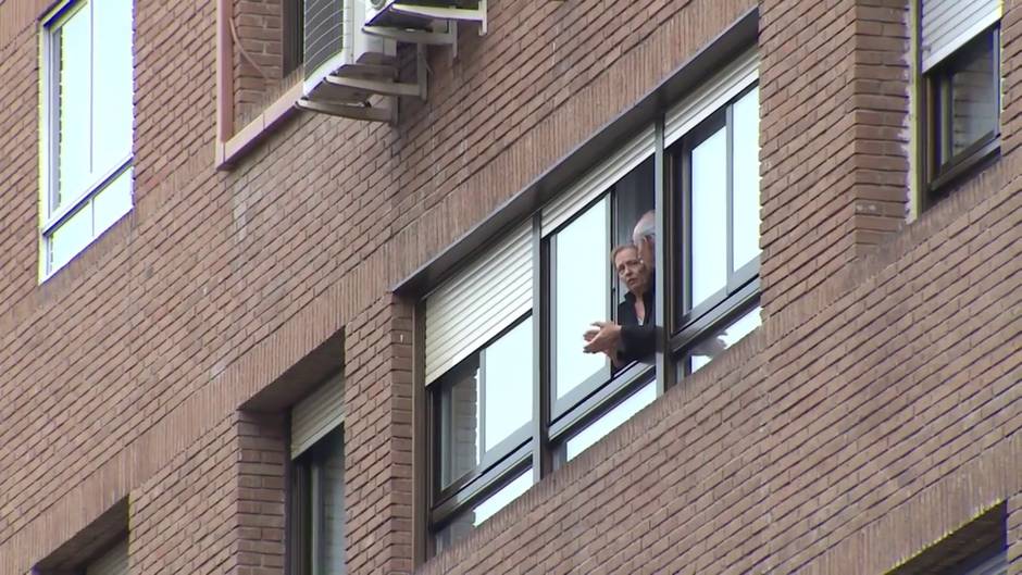 Madrid vuelve a salir a los balcones en homenaje a los sanitarios