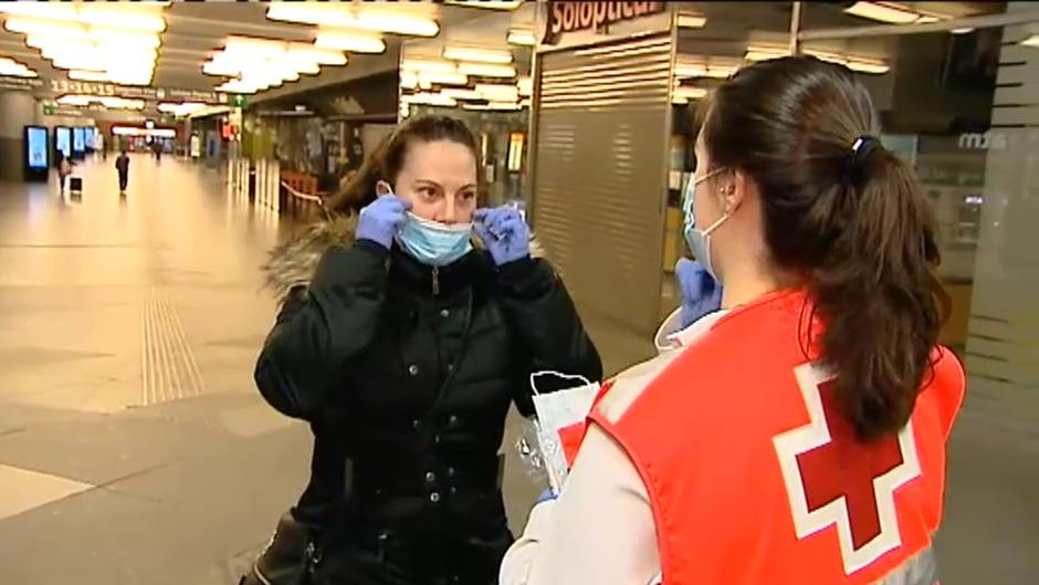 Más mascarillas que viajeros en el transporte público