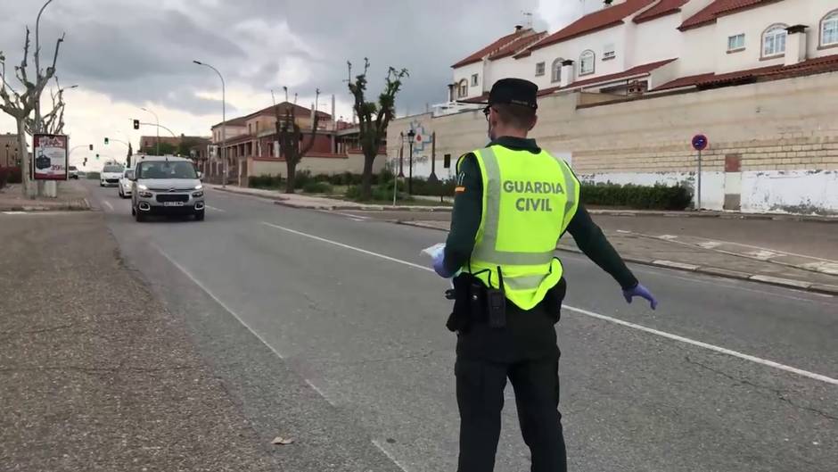 Guardia Civil reparte mascarillas en la provincia de Toledo