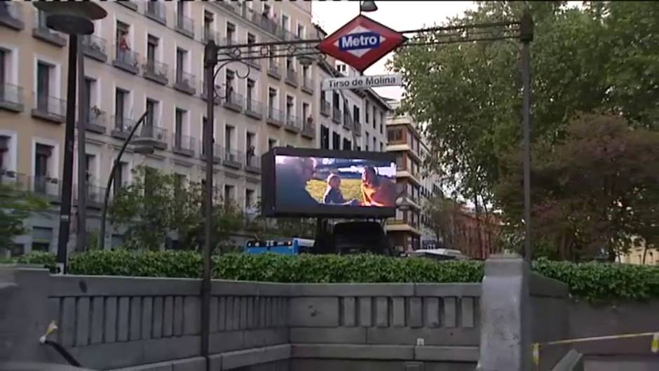 'Cine de Balcón', la iniciativa que permite a los vecinos de Madrid ver películas desde su ventana