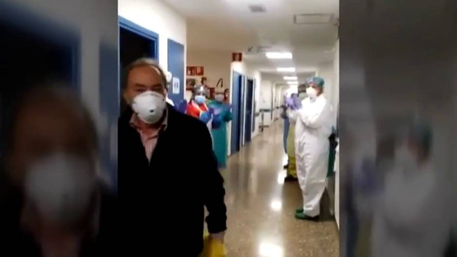 Sale de la UCI la primera paciente ingresada por coronavirus en el Hospital Carlos Haya de Málaga