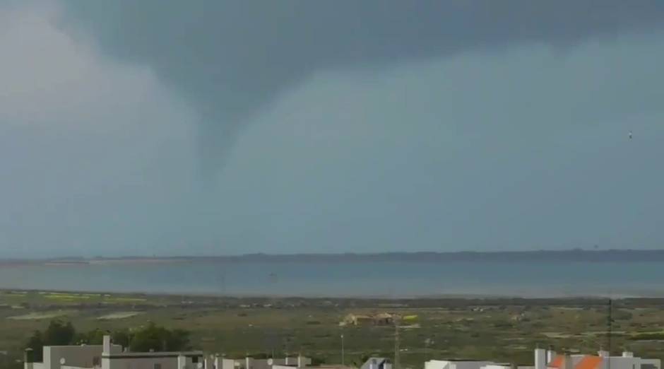 Una manga marina, un tornado que muere al tocar tierra, se ha podido apreciar hoy en Cádiz