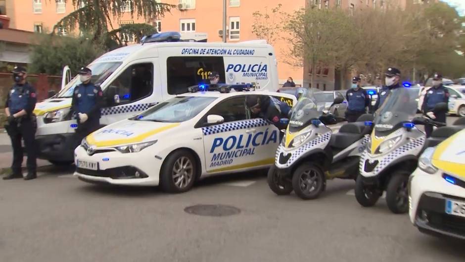 La Policía homenajea a una farmacia madrileña durante la crisis sanitaria