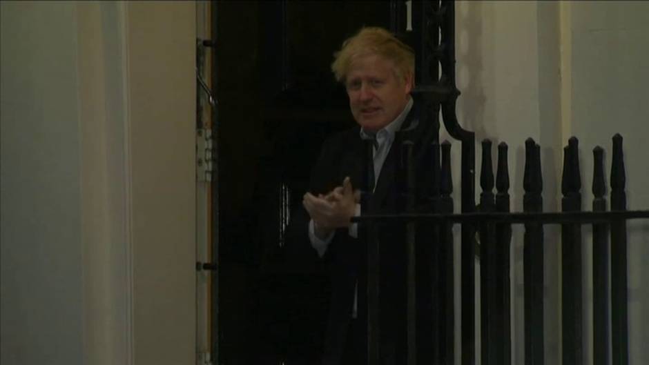 Boris Johnson se suma al aplauso sanitario después de recibir el alta