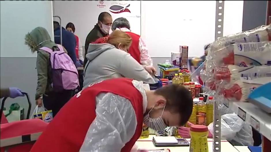 Un economato de Cáritas ayuda a más de 200 familias