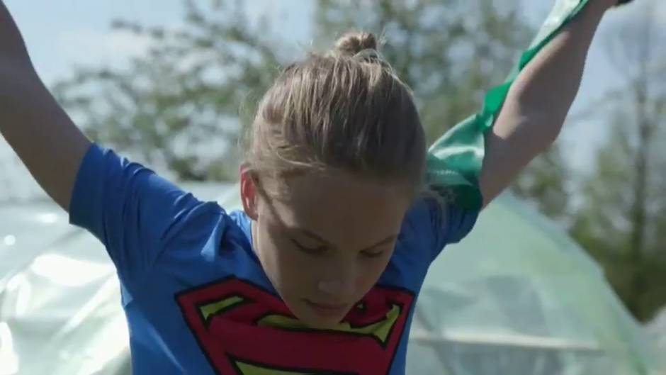 La campeona junior de natación de Bosnia entrena en una piscina de plástico