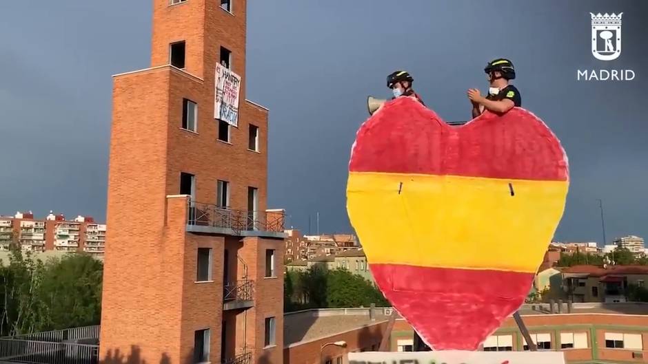 Bomberos animan a los vecinos de Usera (Madrid)