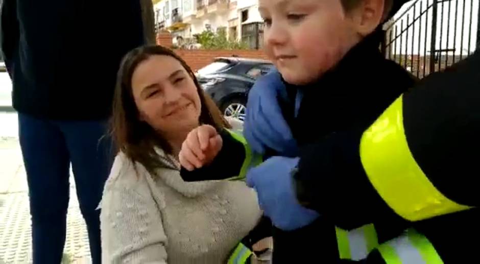 Reconocimiento de los bomberos a un niño de Olvera tras salir del hospital