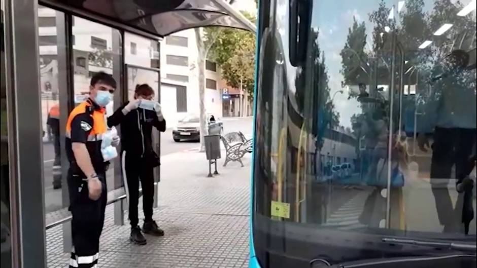 Reparto de mascarillas en transporte público de Huelva